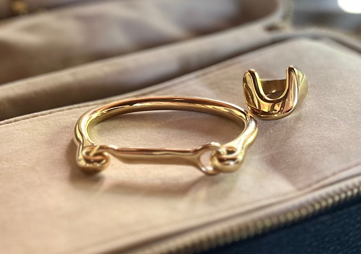 LUSITANO HORSESHOE CUFF - gold