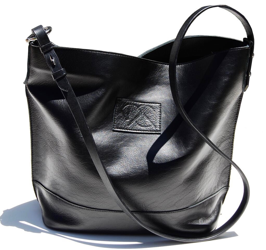 MUSTANG in black | Equestrian Shoulder Bag | Bucket Bag - AtelierCG™